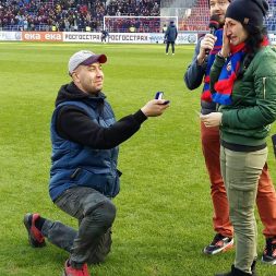 Предложение руки и сердца на футболе Предложение руки и сердца на футболе