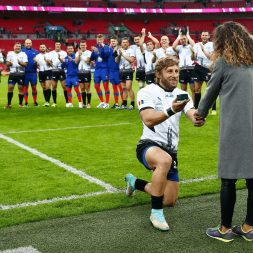 Предложений руки и сердца на стадионе Предложений руки и сердца на стадионе